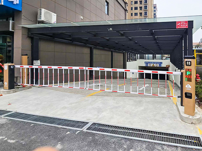 某停車場采用 “安快” 一進(jìn)一出柵欄道閘