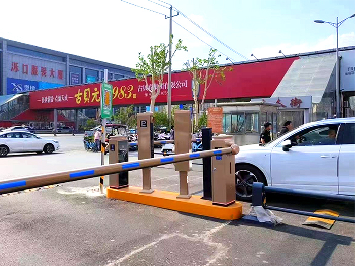 某服裝大廈停車場采用 “安快” 車牌識別系統【地感線圈】